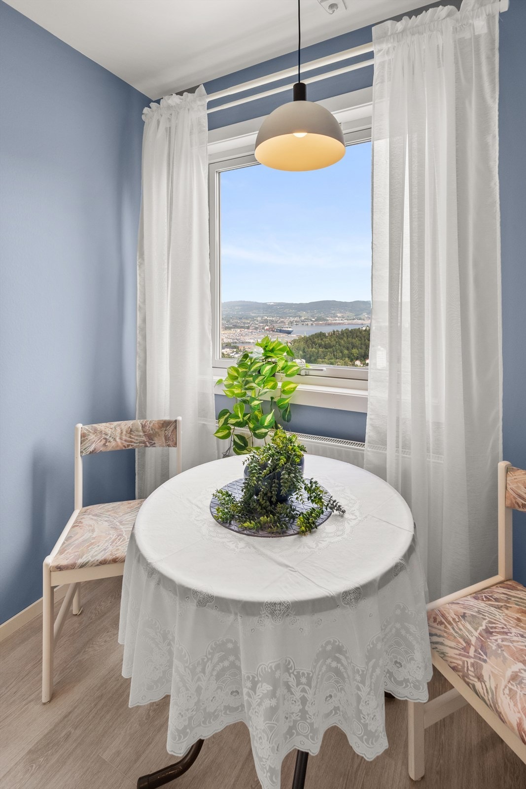 Her er det plass til et mindre spisebord hvor frokosten kan nytes Galleribilde