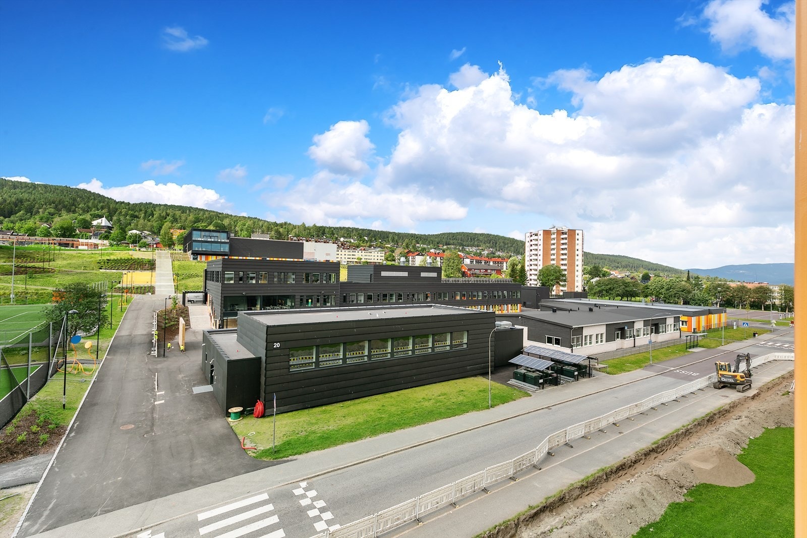 Fra leiligheten er det umiddelbar nærhet til Fjell barneskole, nyoppført i 2020. Barneskolen er flerkulturell og moderne, oppført med matchende hall for innendørsaktivitet samt uteområde for utendørsaktivitet Galleribilde