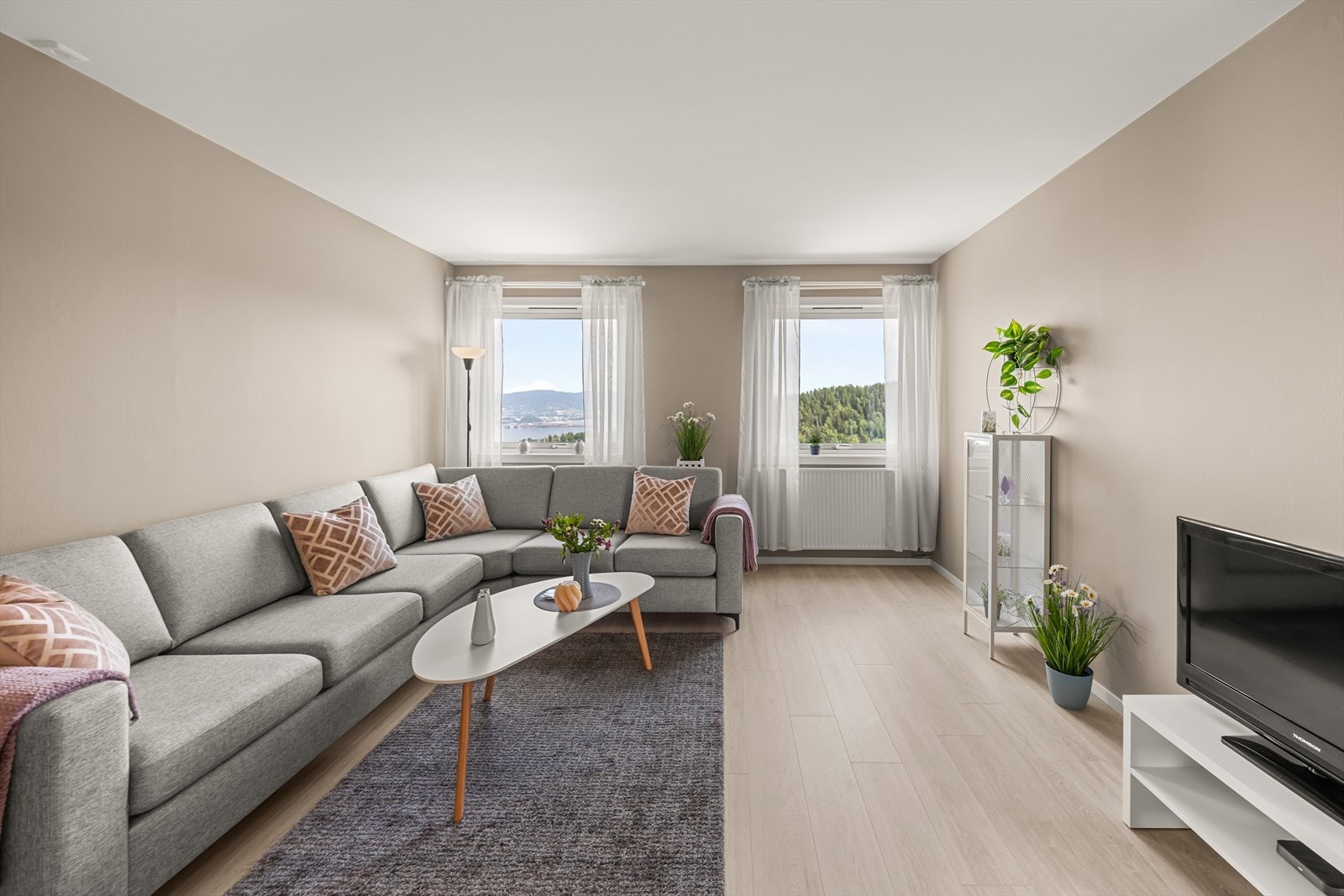 Leiligheten har slette vegger, malt i moderne farger og det er parkett på gulv Galleribilde