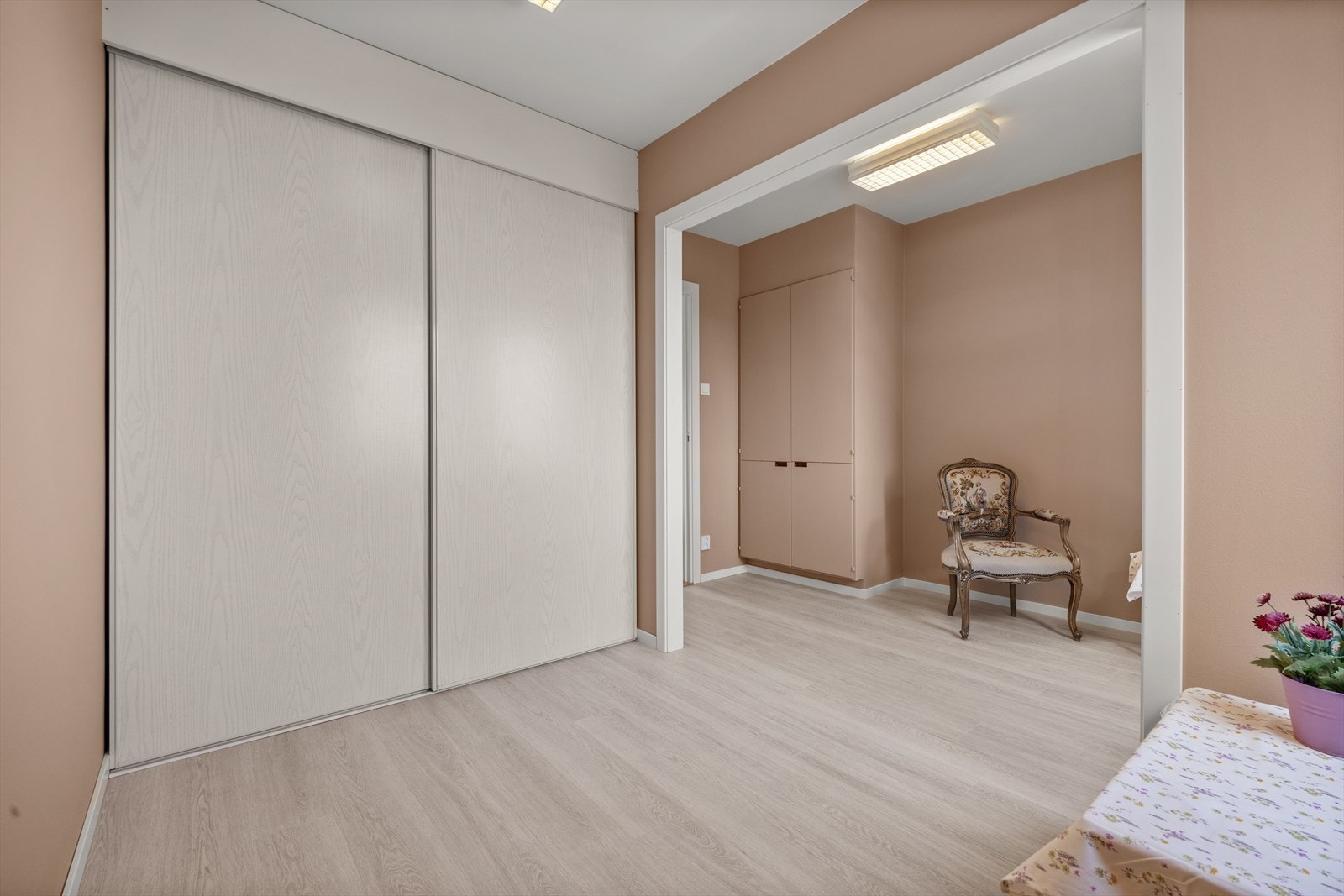 Montert skyvedørsgarderobe for oppbevaring her også Galleribilde