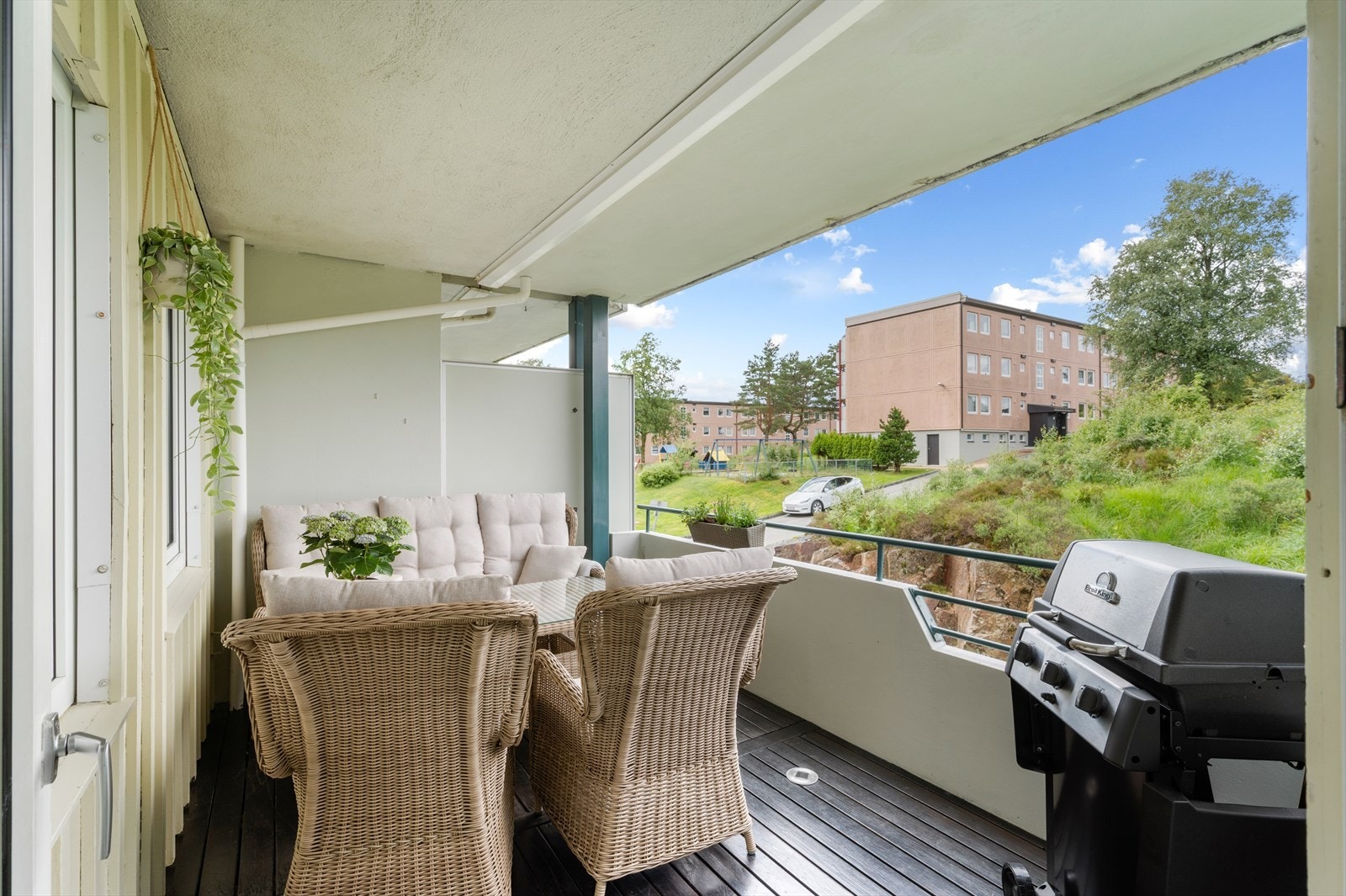 Fra stuen har man adkomst til en fin altan med plass til en store spisegruppe samt grill. Galleribilde