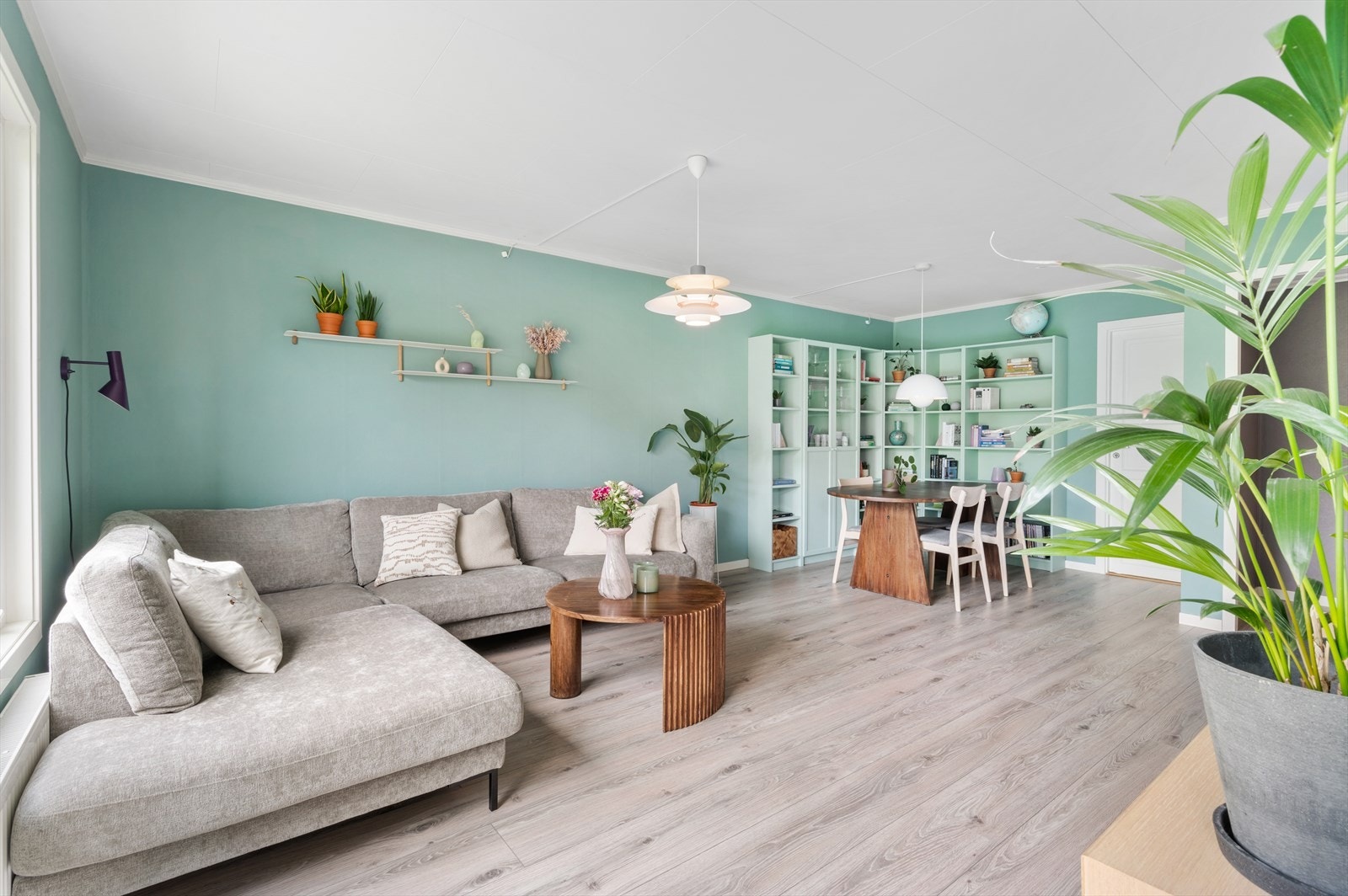 Lys og romslig stue med store vinduer og åpen løsning mot kjøkkenet. Perfekt for sosialt samvær og avslapning. Galleribilde