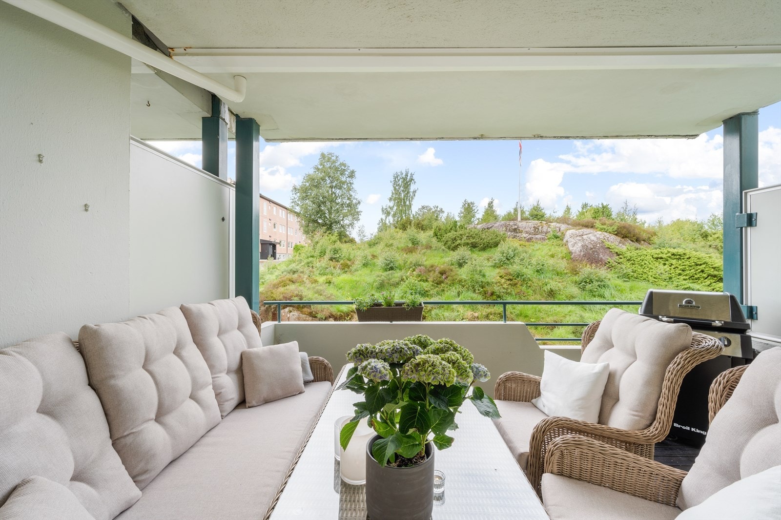 Med den vestvendte retningen har man gode solforhold og midtsommers så har man solen fra 14-21:00 på altanen. Galleribilde