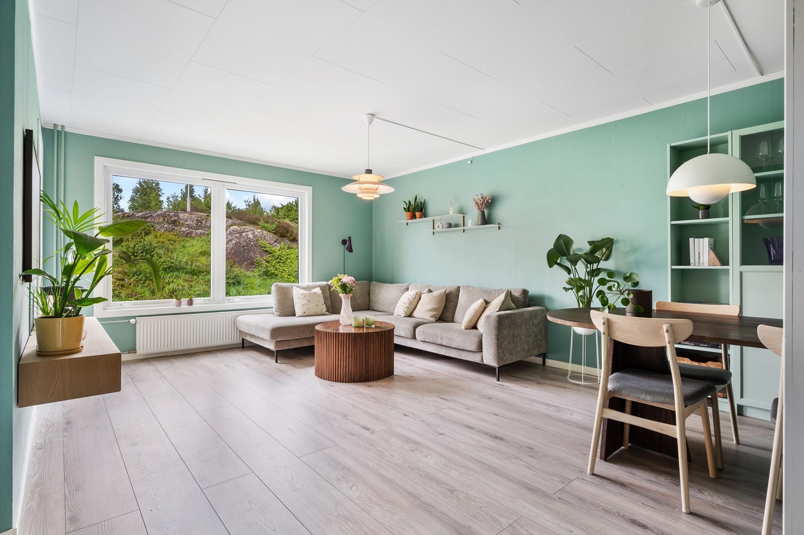 Lys og romslig stue med store vinduer og nydelig utsikt, perfekt for både avslapning og underholdning. Galleribilde