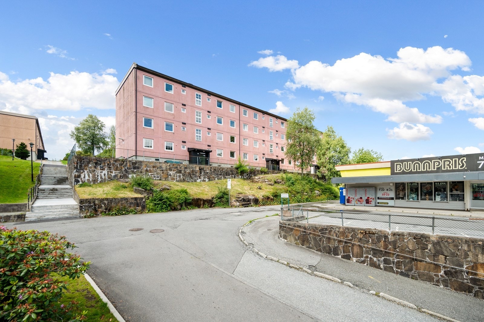 Bilde av bygget fasade samt Bunnpris i umiddelbar nærhet. Som også er søndagsåpen. Galleribilde