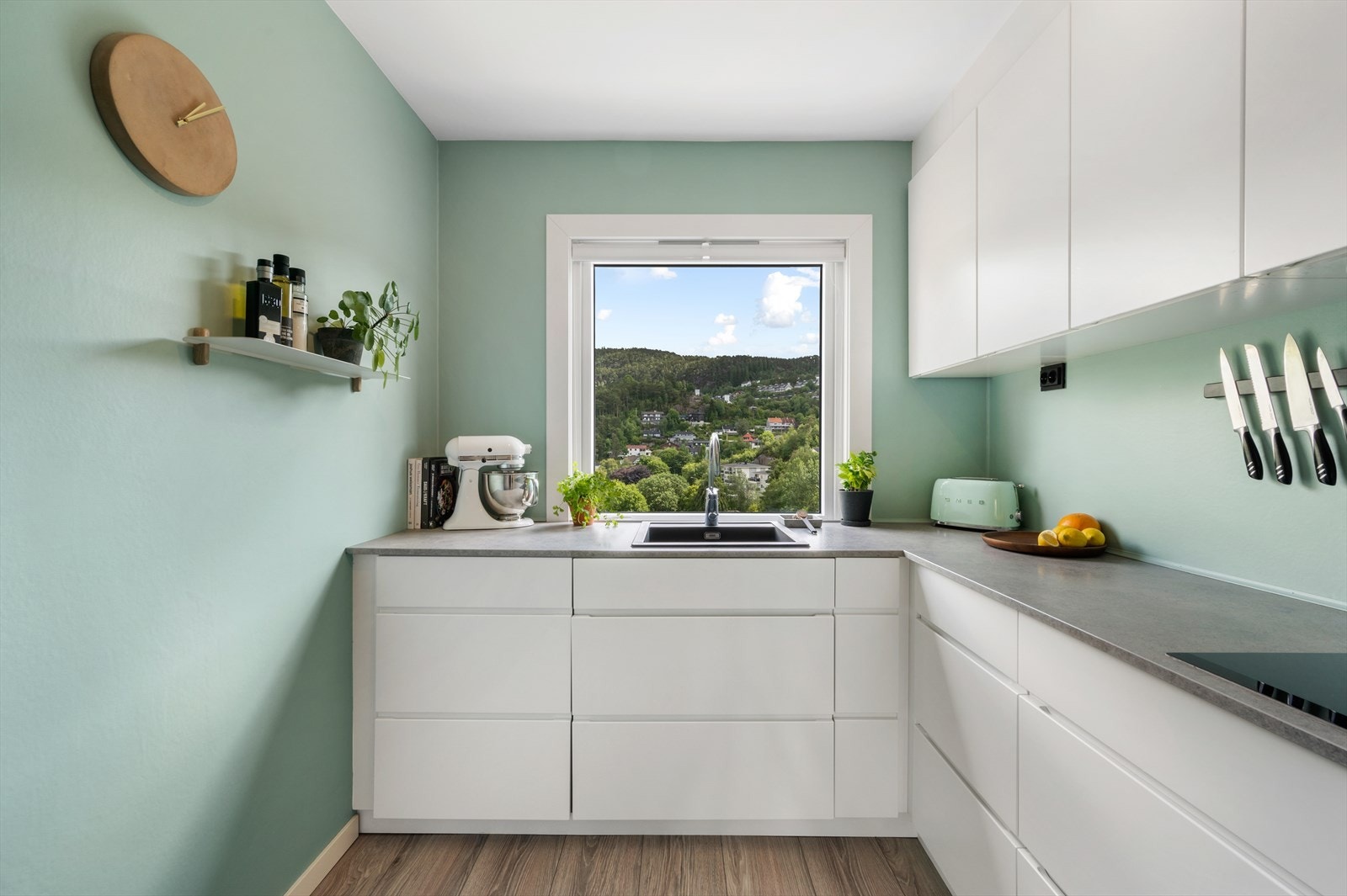 Lyst og moderne kjøkken med flott utsikt. Perfekt for matlaging og hyggelige stunder. Naturskjønn beliggenhet i rolige omgivelser. Galleribilde