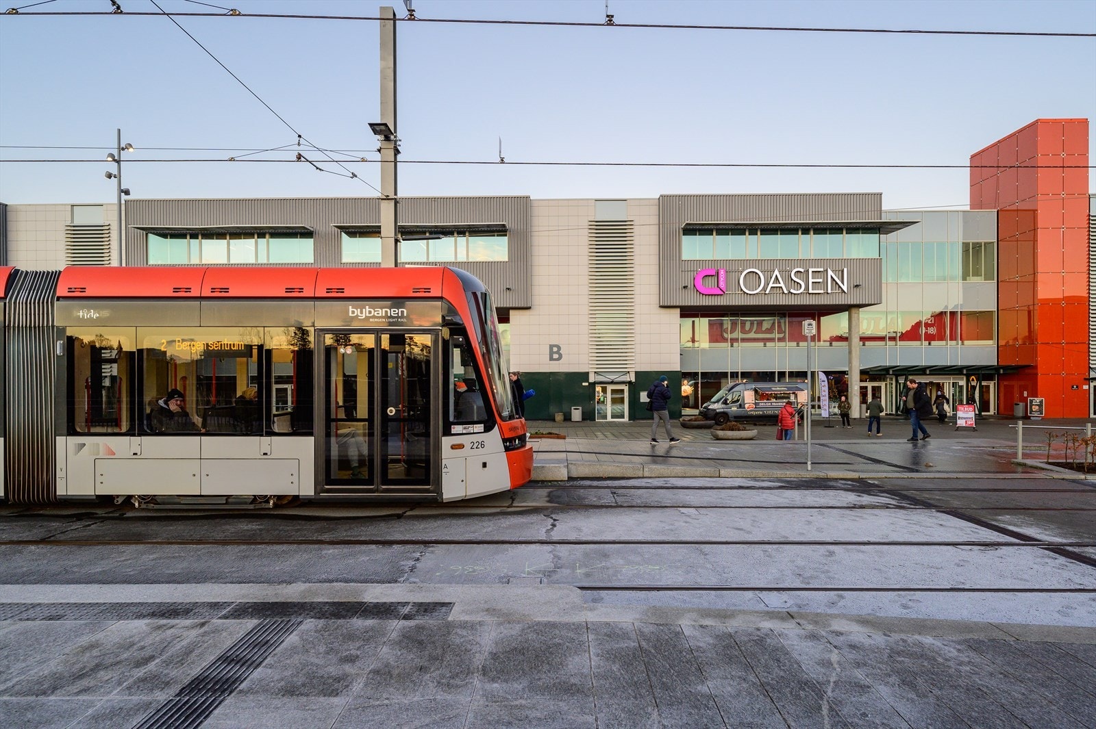 Bybanestopp med Oasen. Tar deg rast til Bergen sentrum. Galleribilde