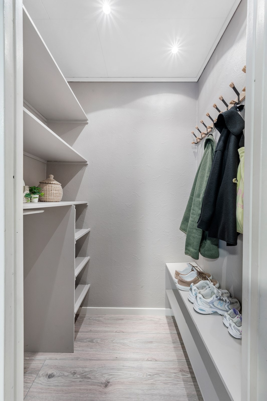 Det er godt med oppbevaringsplass i walk-in garderoben i gangen. Galleribilde