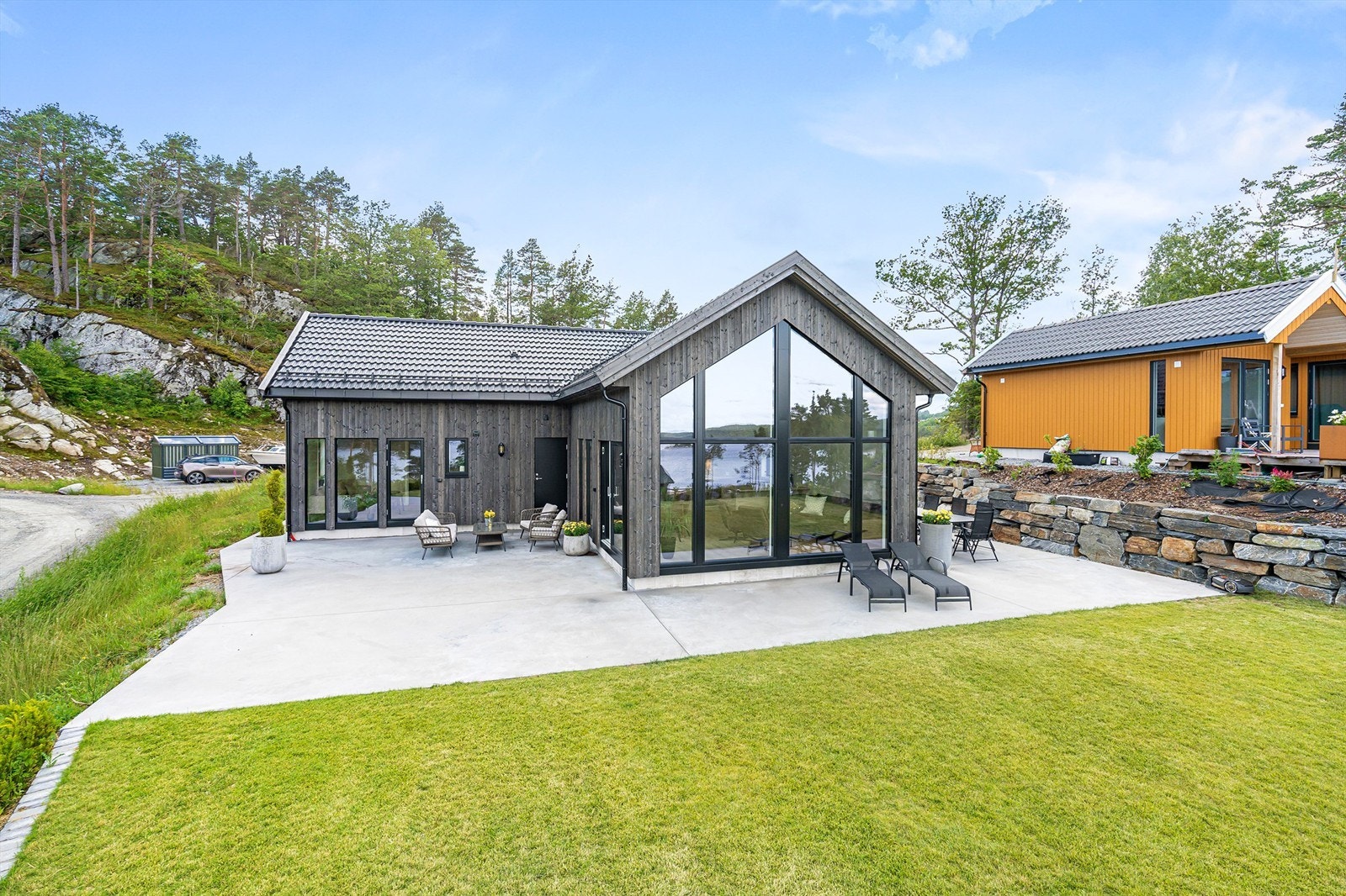 Terrassen strekker seg rundt på tre sider av hytten. Galleribilde