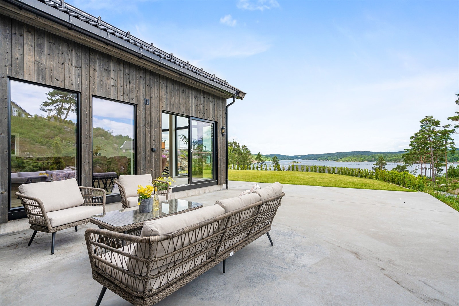 Utsikten mot Kaldvellfjorden fra terrassen utenfor stue. Galleribilde