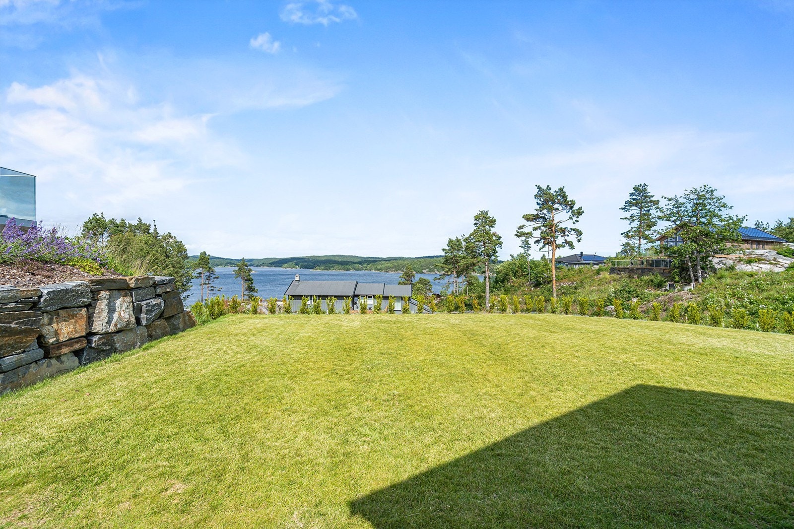 Solrik plen og flott utsikt. Galleribilde