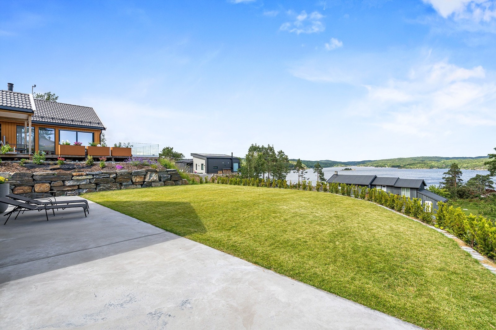 Flott utsikt mot Kaldvellfjorden. Gode solforhold. Galleribilde