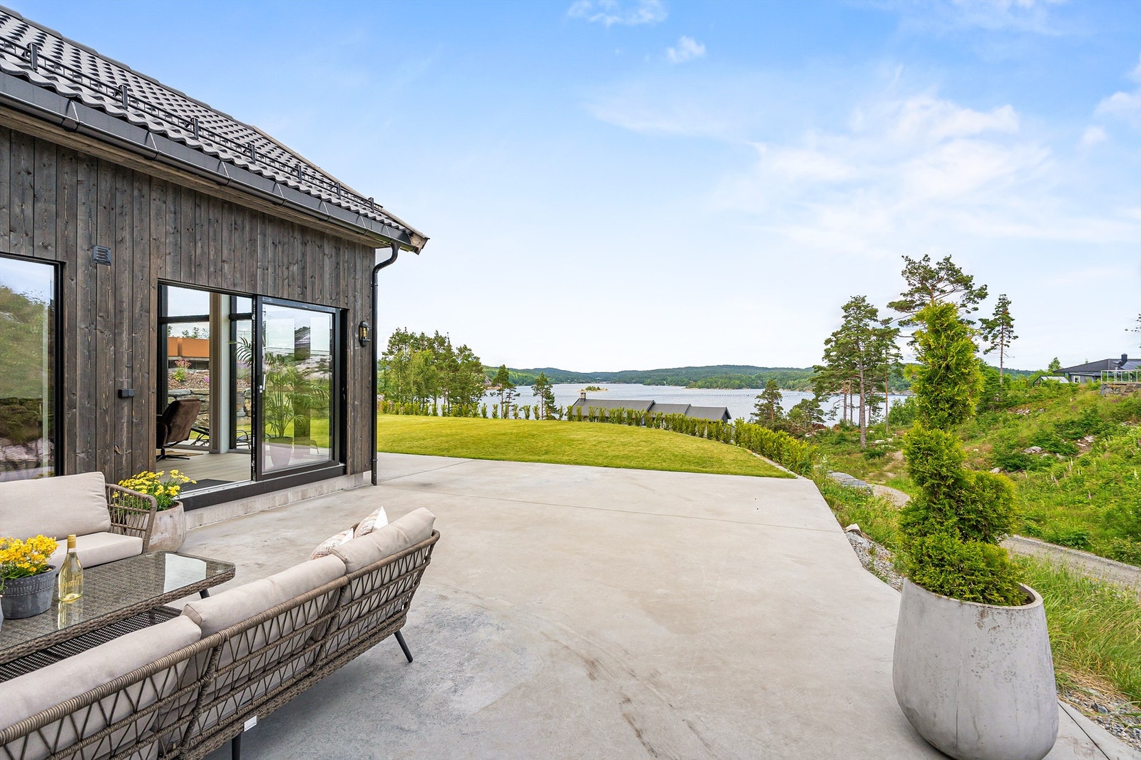 Terrassen ligger solrikt til så solen varmer den opp i løpet av dagen. Flott utsikt. Galleribilde