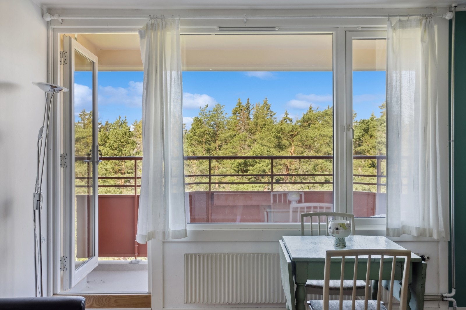 Store vindusflater gir mye naturlig lys Galleribilde