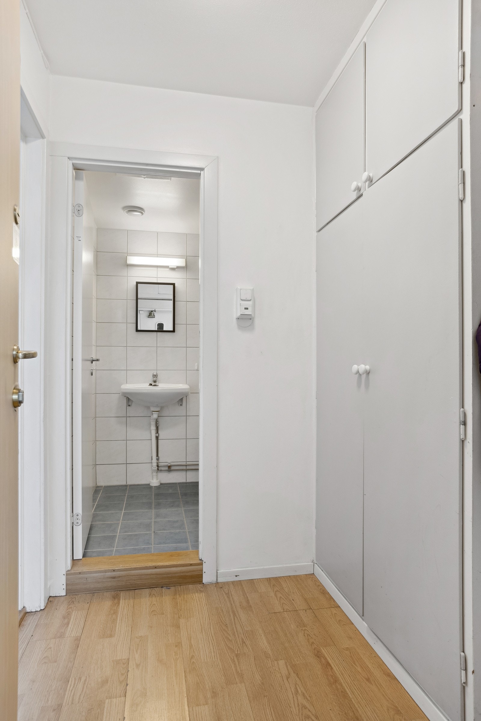 Gang med garderobeskap Galleribilde