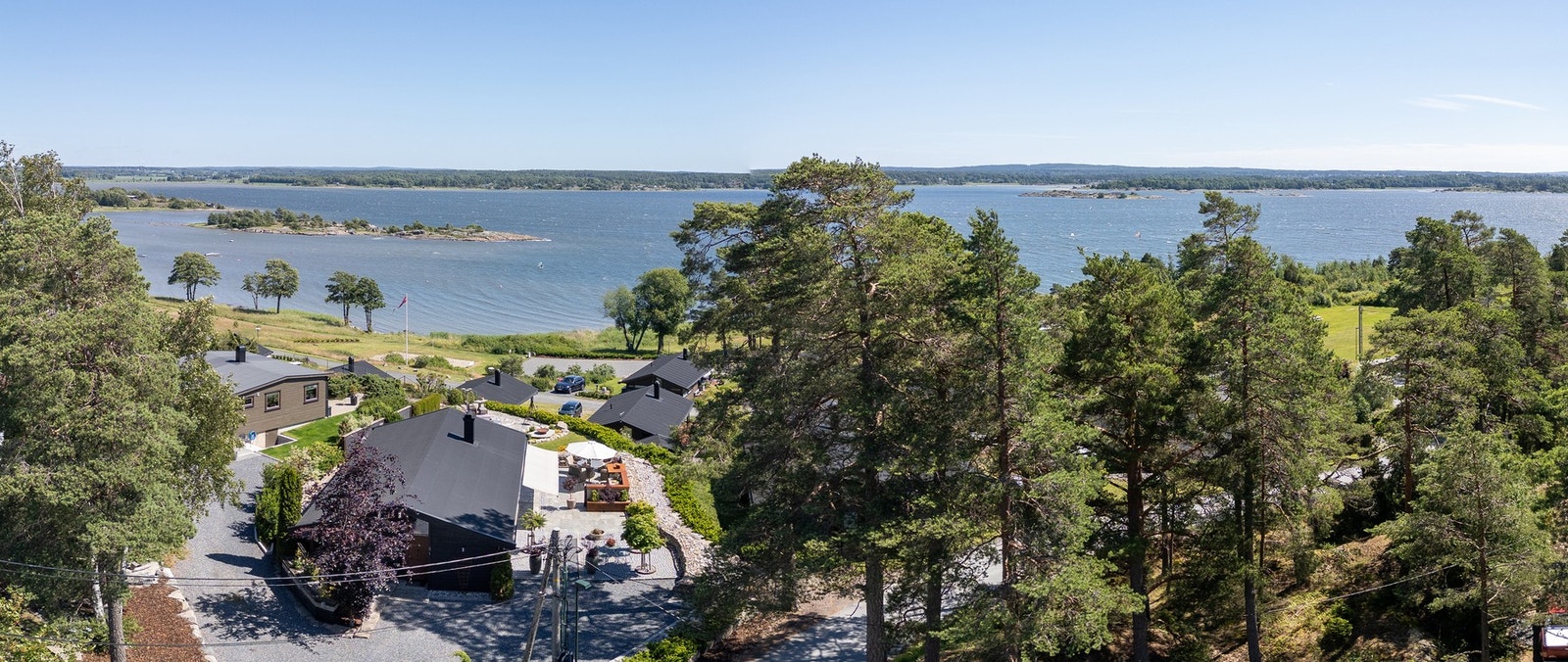 Området er barnevennlig og gir mulighet for aktiviterer innenfor kort gangavstand - badebrygge, ballplass (volleyball og fotball) og område for lek og spill Galleribilde