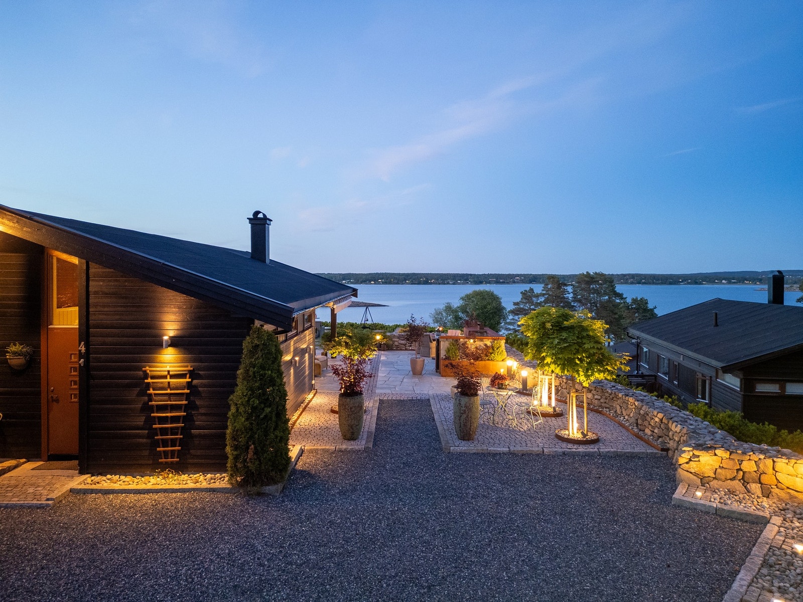 Fra hytta er det nydelig utsikt til Kurefjorden, Suskjær og Oven. Galleribilde