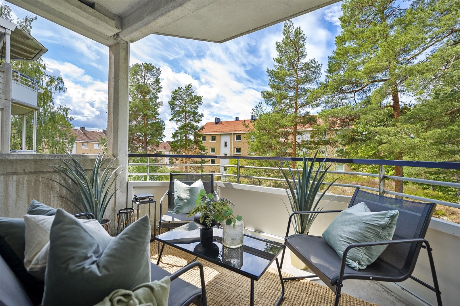 Balkongen kan enkelt møbleres med utemøblement, planter og interiør. Galleribilde