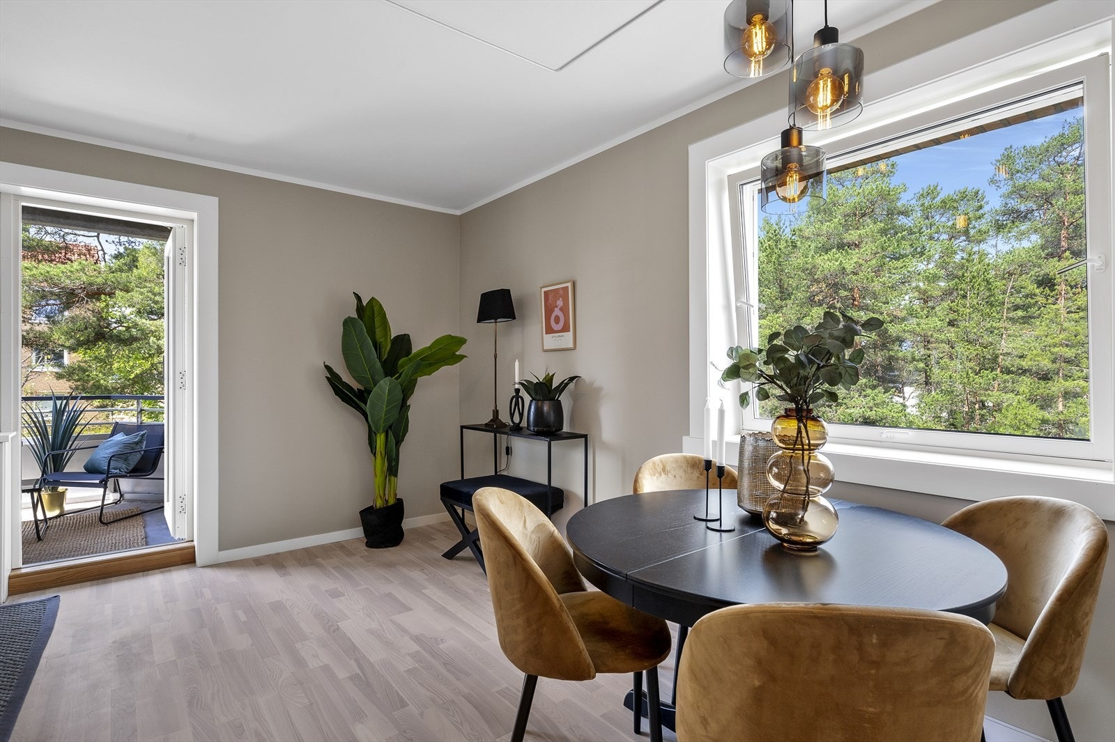 Det er også plass til en hyggelig spisegruppe i stuen. Galleribilde