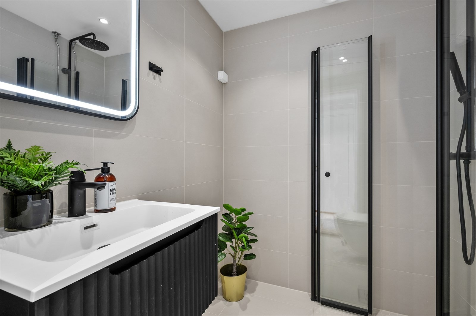 Lekkert bad med varmekabler i gulvet og downlights i taket. Galleribilde