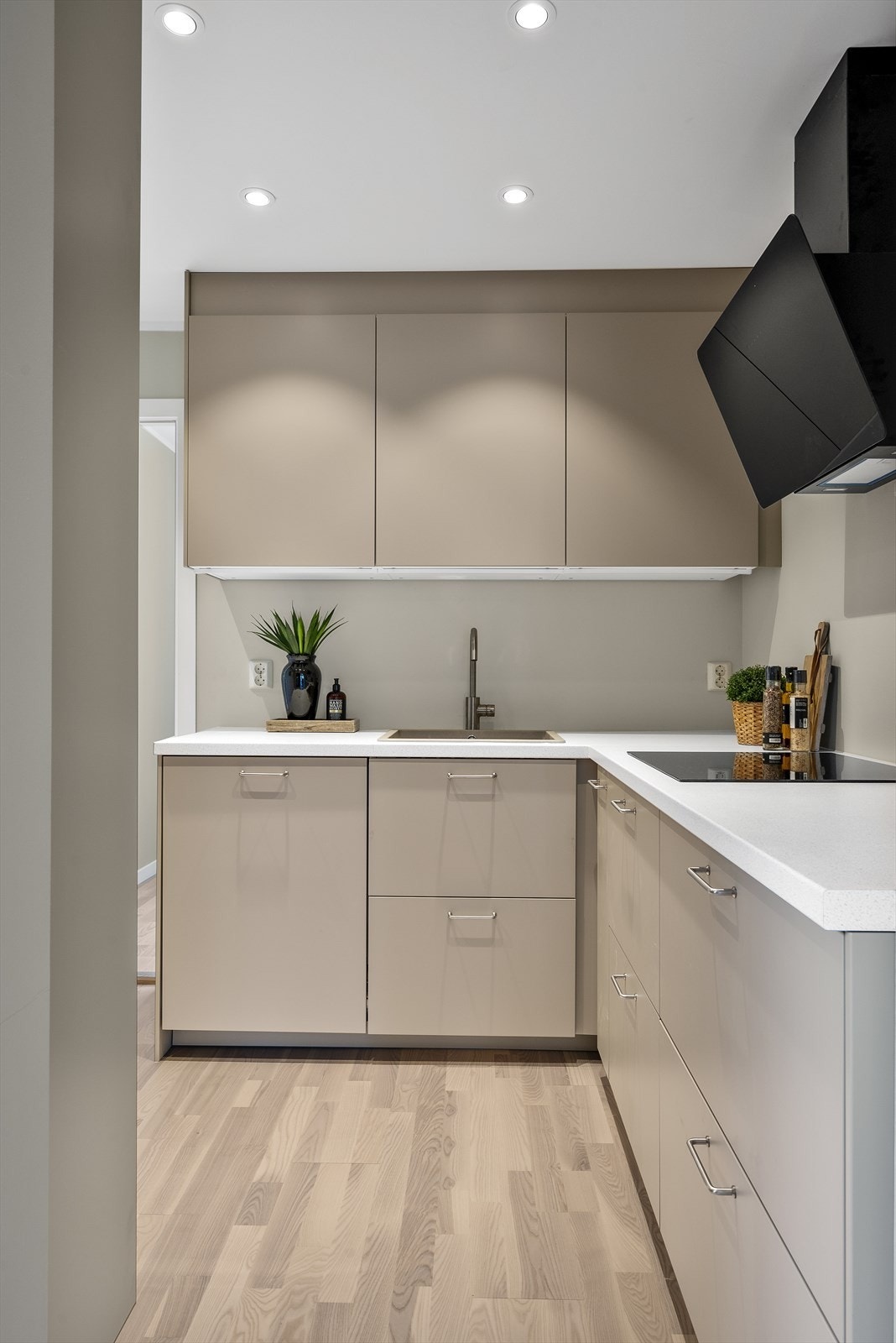 Her har du god oppbevaringsplass i skuffer og skap. Galleribilde