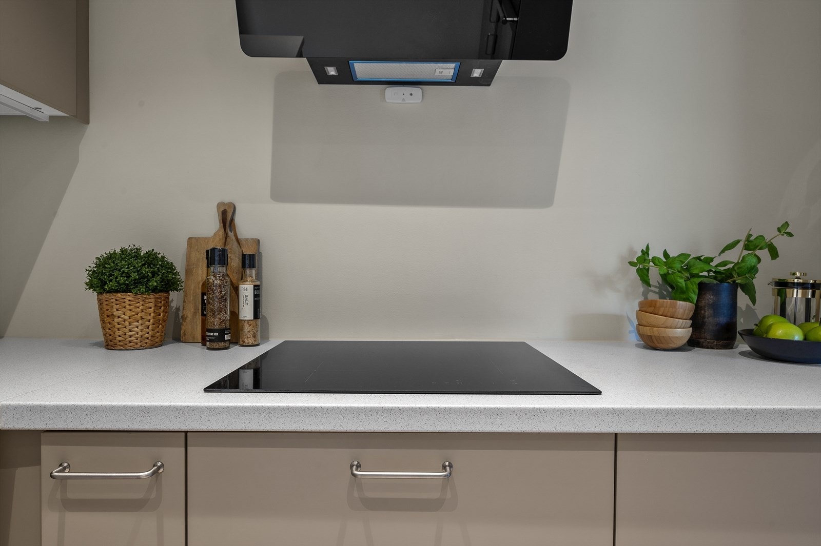 Kjøkkenet har nye integrerte hvitevarer. Galleribilde