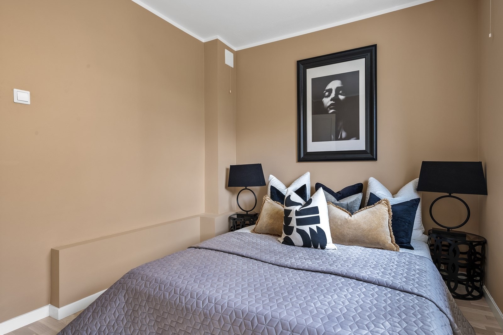 Rommet er malt i en moderne og behagelig farge. Galleribilde