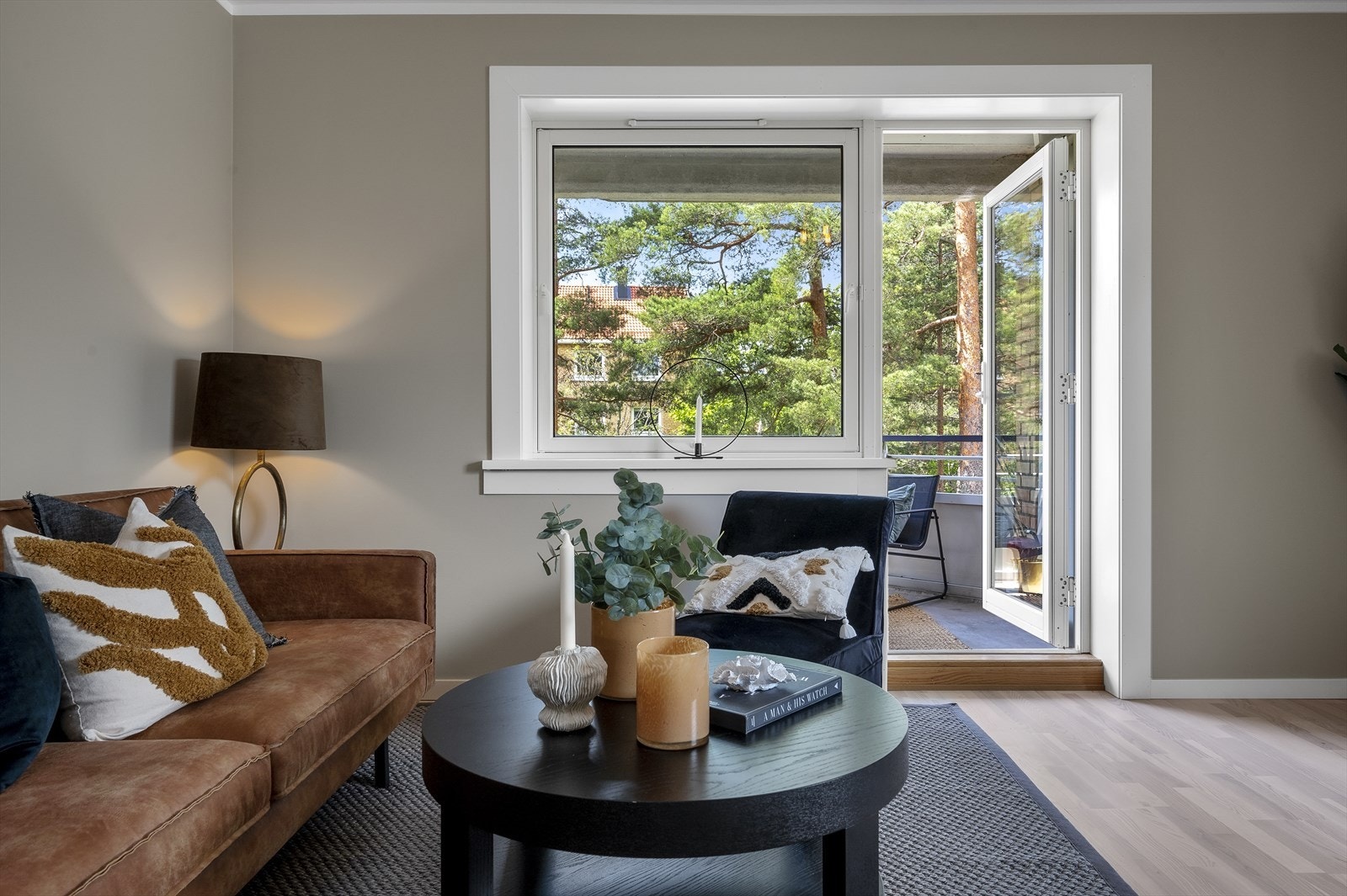 Fra stuen er det direkte utgang til den 6 kvm store balkongen. Galleribilde