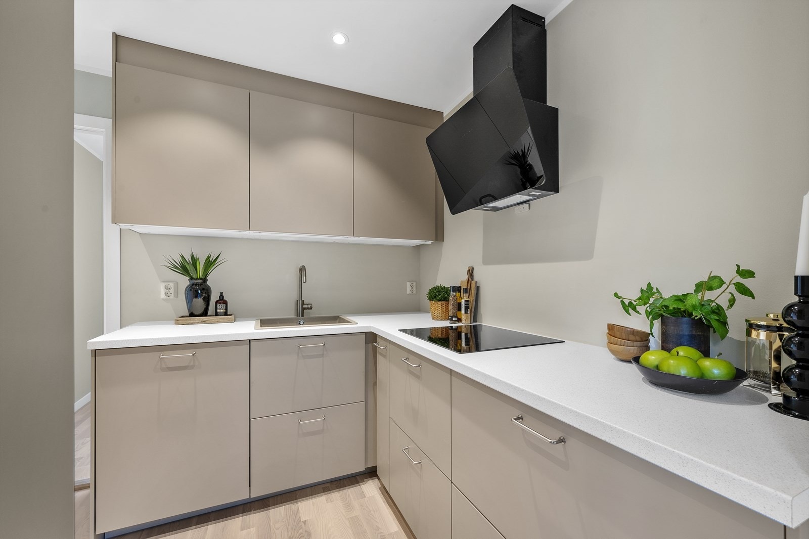 Stilrent kjøkken fra 2023 med glatte fronter og benkeplate i laminat. Galleribilde