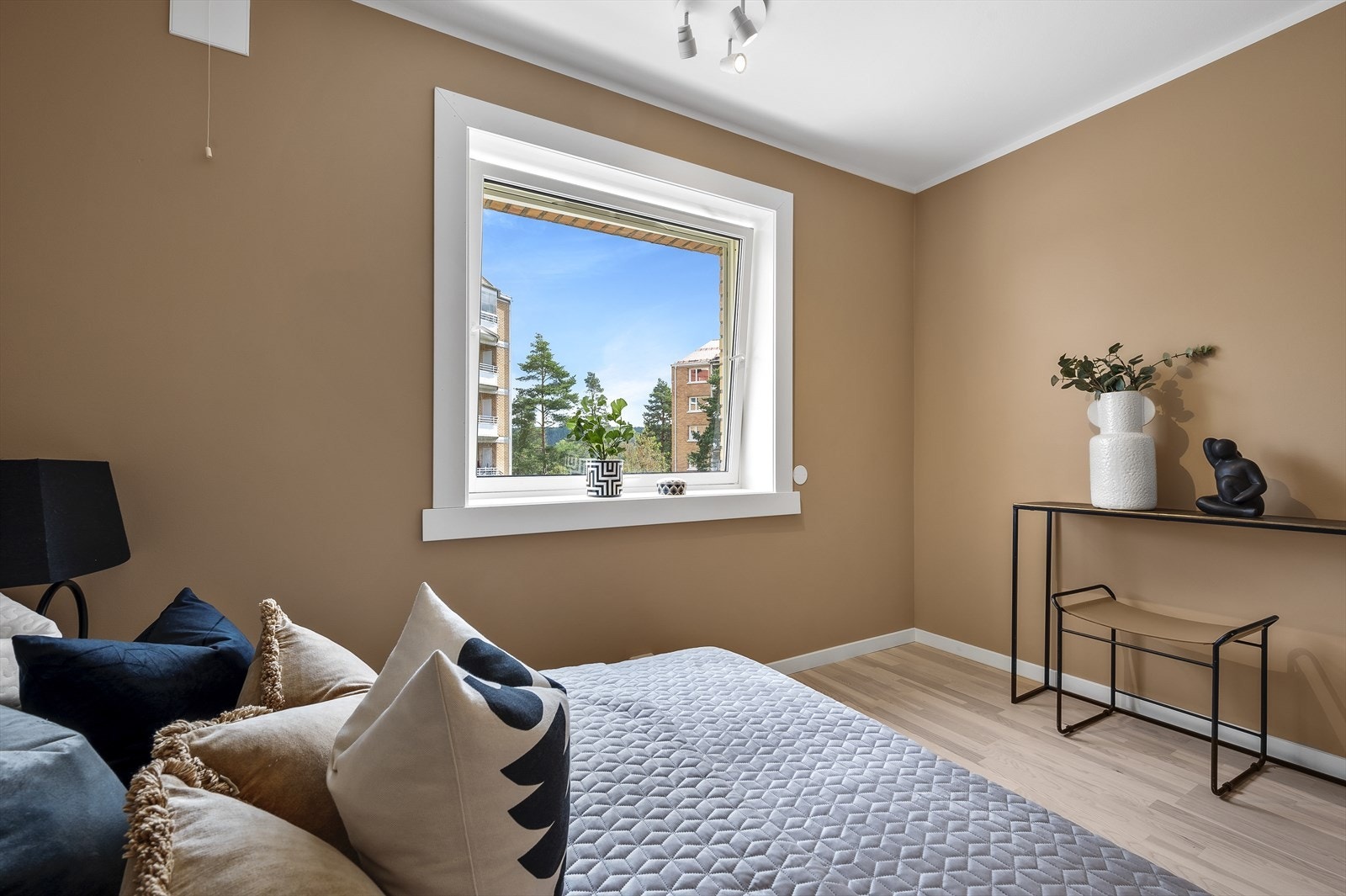 Det er også plass til andre oppbevaringsmøbler. Galleribilde