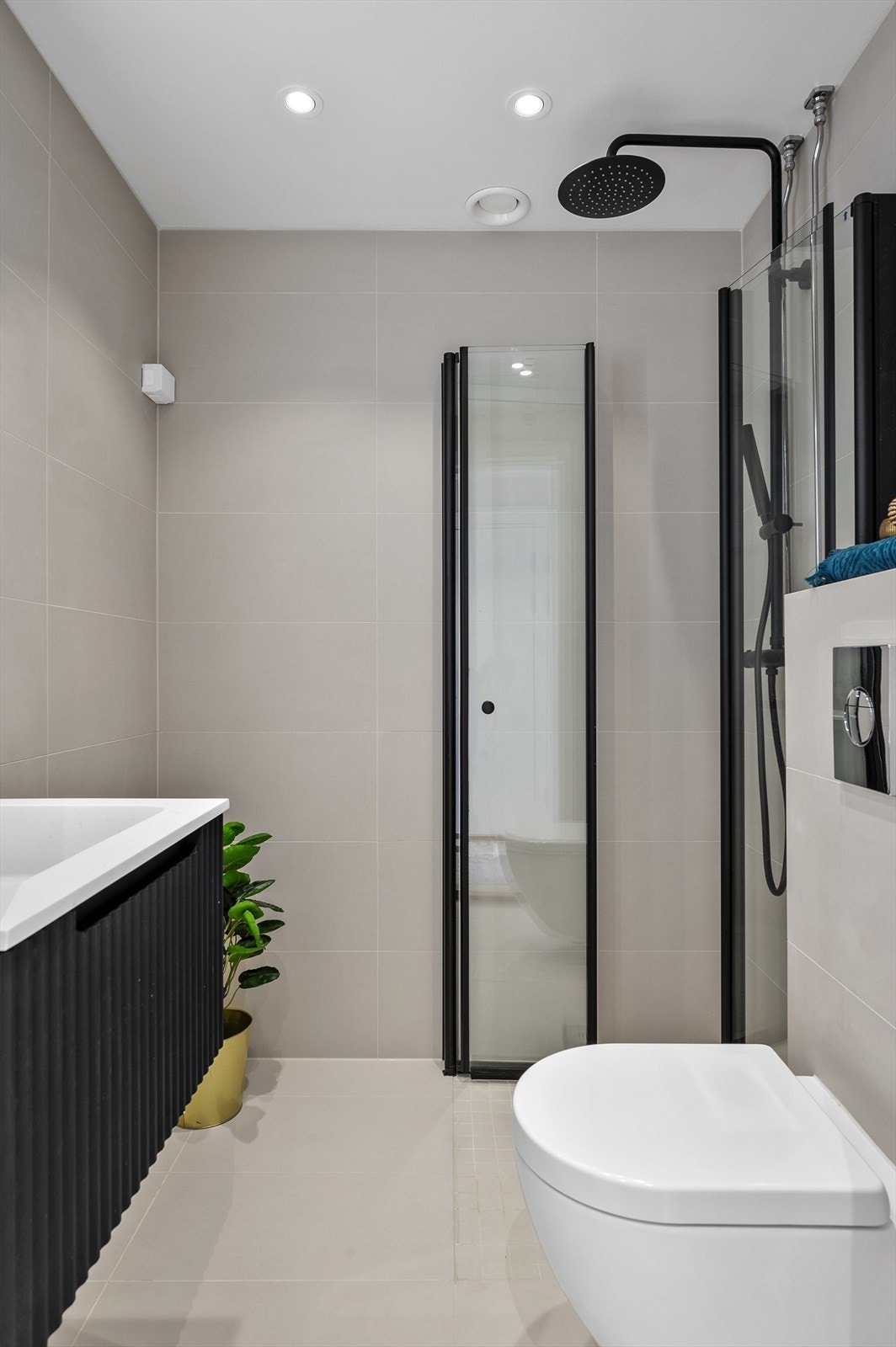 Innredningen består av servant med oppbevaring, vegghengt toalett og dusjnisje med fossefallsdusj. Galleribilde