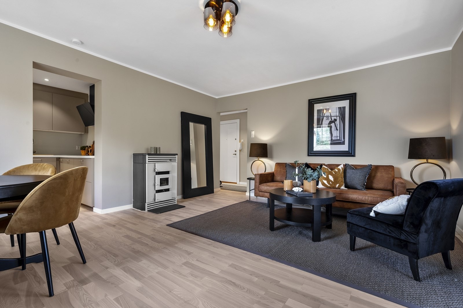 Leiligheten har en gjennomgående stil med moderne fargevalg. Galleribilde