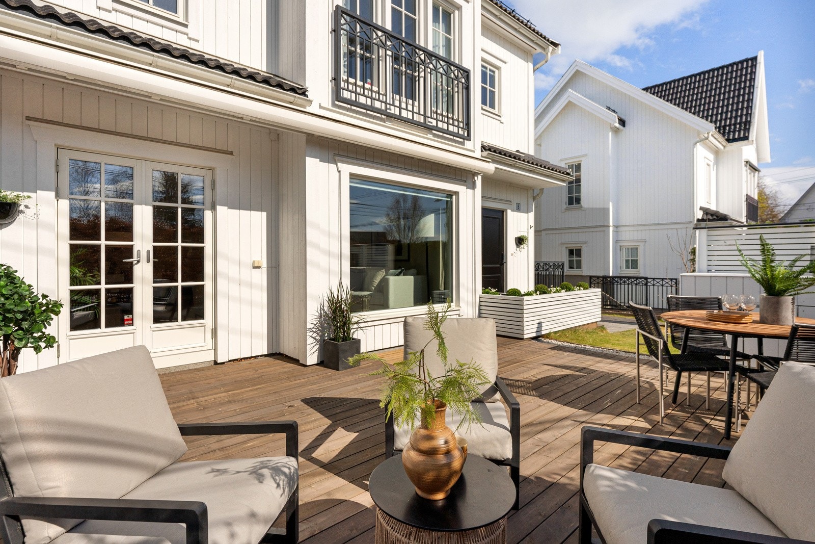 Med adkomst fra stuen er det fantastiske uteområde som vender mot vest Galleribilde