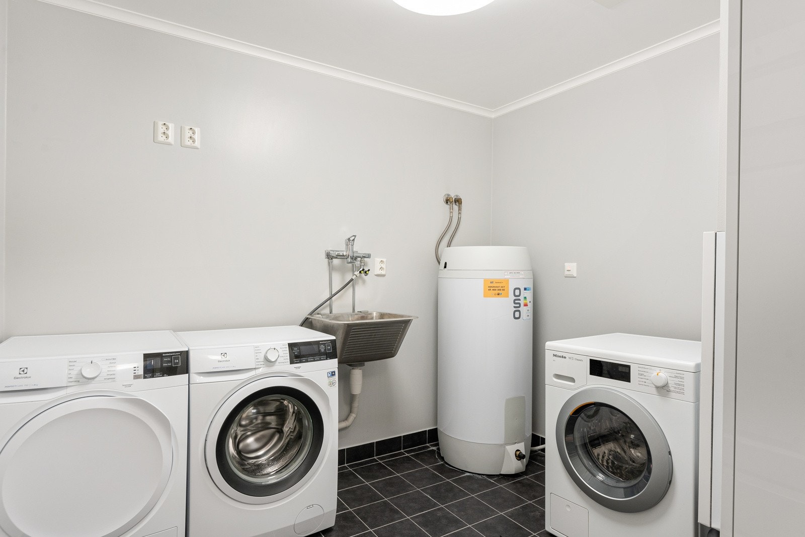 Vaskerom/ teknisk rom - Svært praktisk med flislagt gulv og gulvvarme. Her er det plass og opplegg til både vaskemaskin og tørketrommel Galleribilde