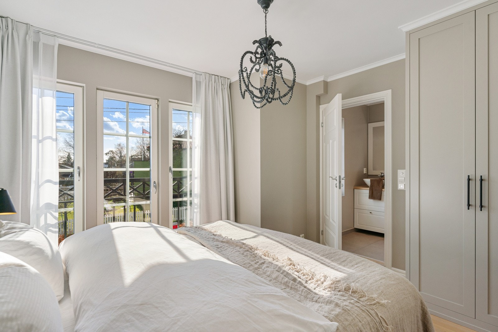 Fra soverommet har du direkte adkomst til det ene baderommet Galleribilde