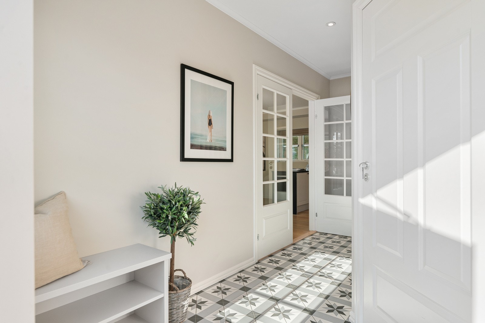 Innbydende entré med pent flislagt gulv med behagelig gulvvarme Galleribilde