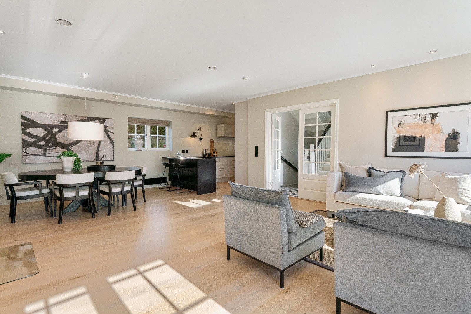 I stuen er det også plass til langbord, perfekt for sosiale sammenkomster Galleribilde