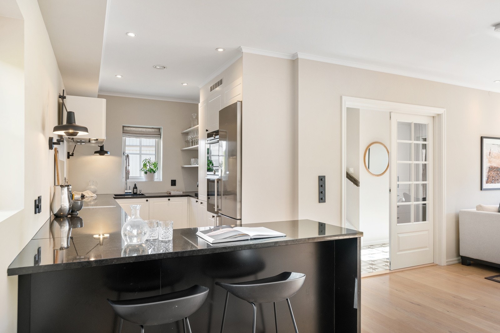 Innredningen har hvite 1-speils/profilerte fronter, sorte blankpolerte benkeplater i stein og takhøy/oppforet innredning Galleribilde