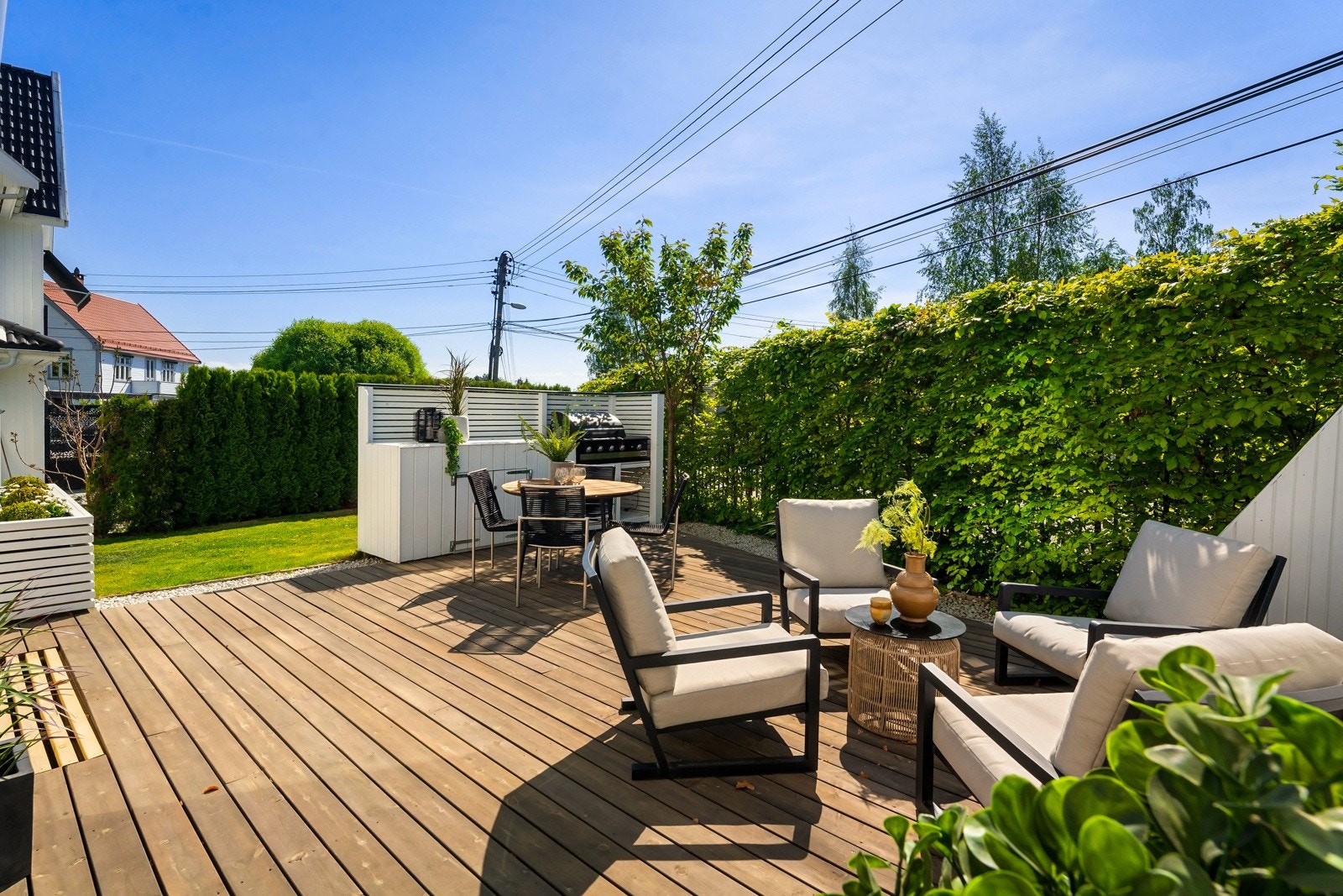 Velkommen til Munkelia 6 B! Se video under bildene. En rålekker kjedet enebolig fra 2015 i klassisk stil, sentralt beliggende på Nordstrand Galleribilde