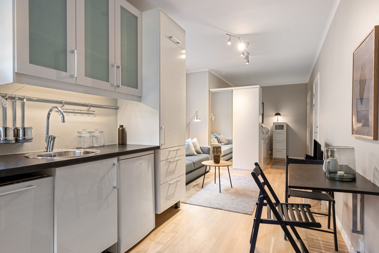 Rommet inneholder kjøkken fra 2016 og har plass til sofa med tilhørende salongbord og underholdningsavdeling, samt plass til spisebord. Alkoveløsning i bakre del Galleribilde