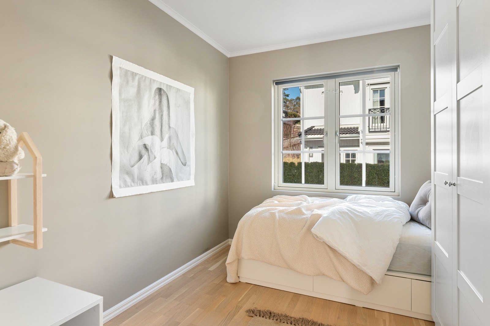 Videre er det 3 gode soverom hvor samtlige har plass til seng, nattbord og garderobeskap Galleribilde