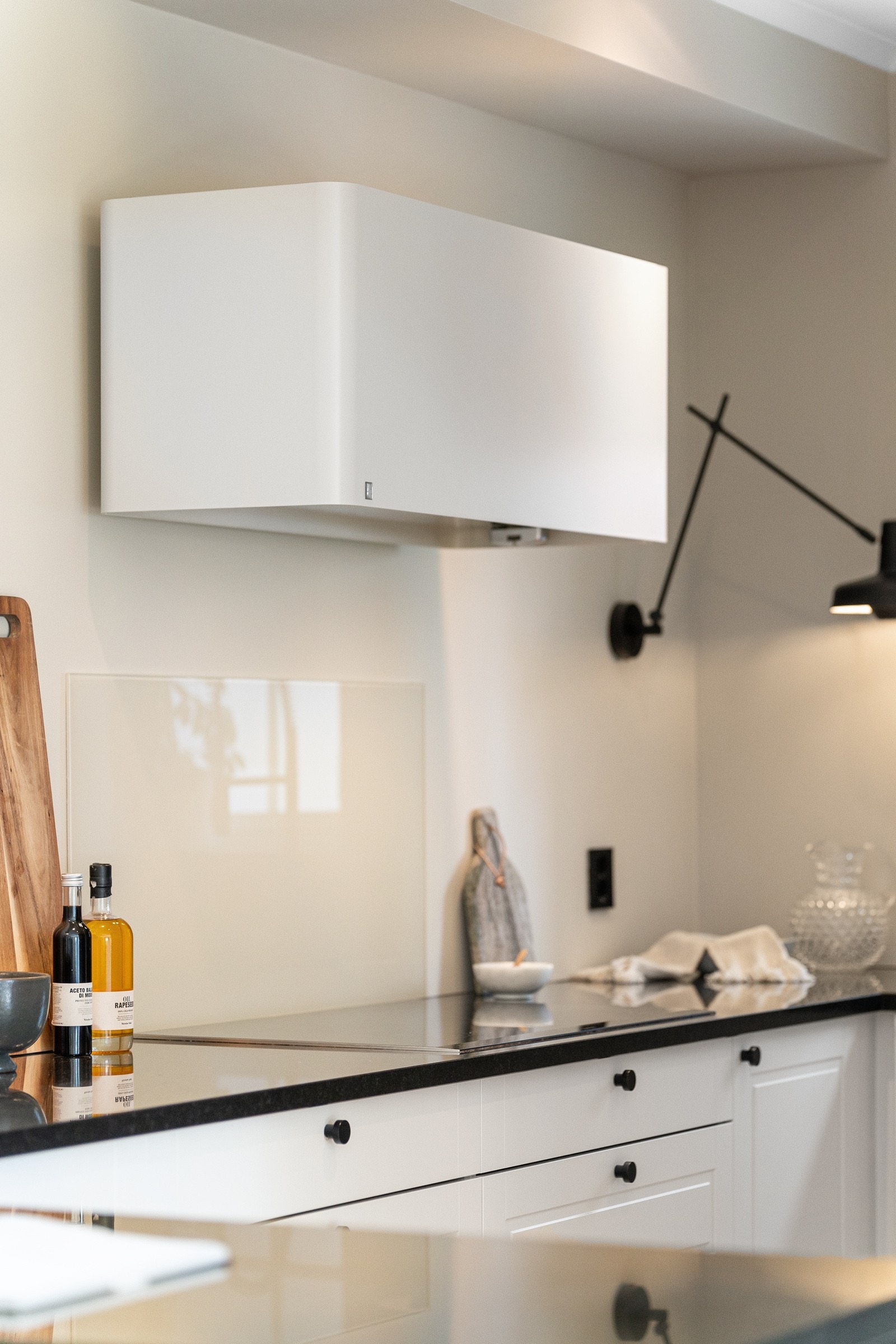 Det er montert Røroshetta kjøkkenventilator med avtrekk ut yttervegg, sensor i kumskapet som er tilknyttet waterguard og komfyrvakt ved kokesonen. Galleribilde