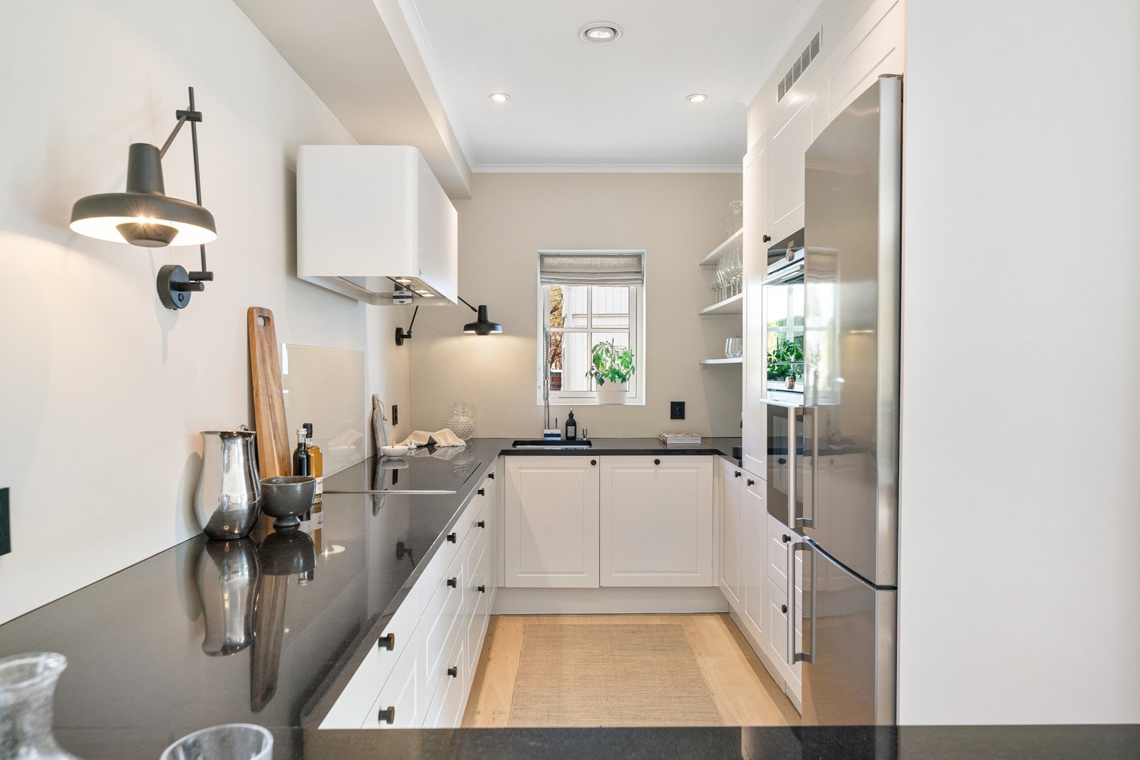 Integrerte hvitevarer bestående av oppvaskmaskin, bred induksjonstopp, mikrobølgeovn og stekeovn fra Siemens, samt frittstående kjøle- og fryseskap Galleribilde