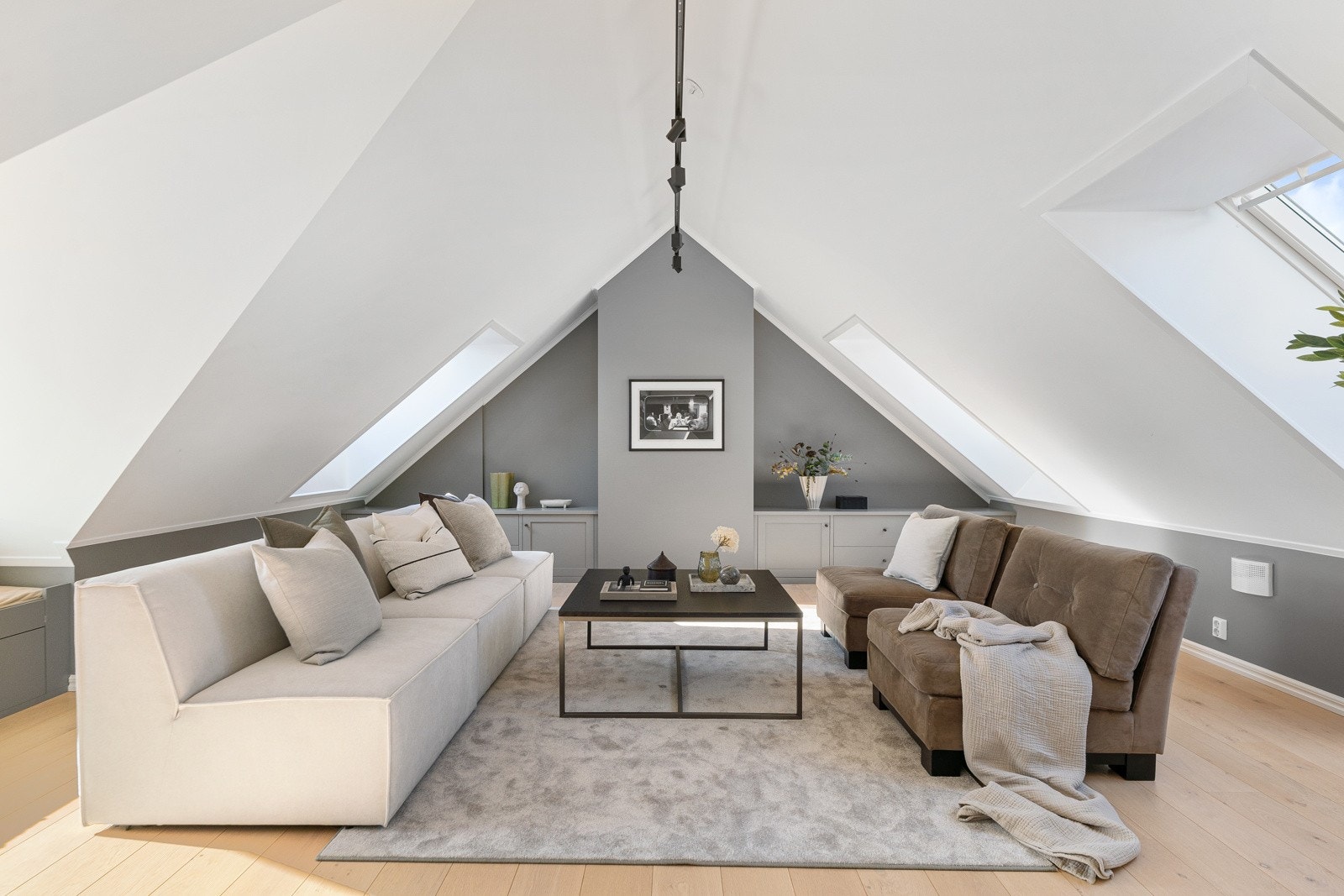 Her er det god plass til en romslig sofagruppe med tilhørende salongbord og underholdningsavdeling Galleribilde