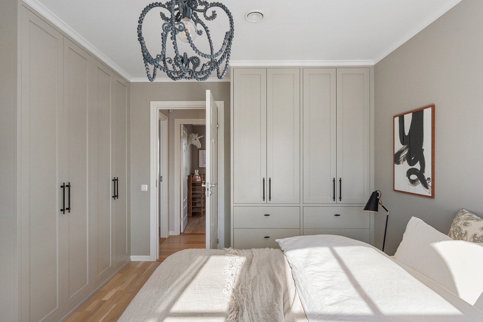 Her er det plass til dobbeltseng, nattbord og rikelig med lagrinsplass i møbelsnekret garderobeløsning Galleribilde