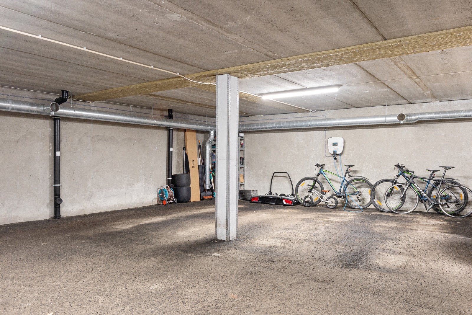 2 garasjeplasser og el-lader Galleribilde