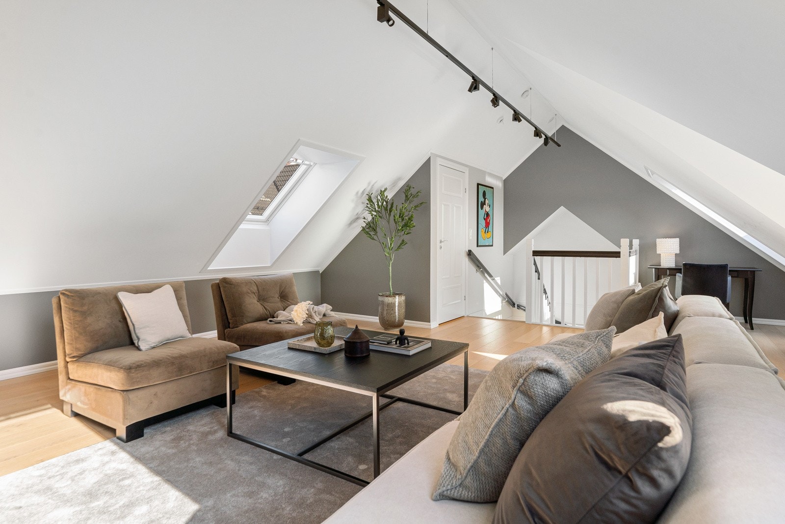 Rommet har et gjennomført preg med møbelsnekret oppbevaring og sitteplass Galleribilde