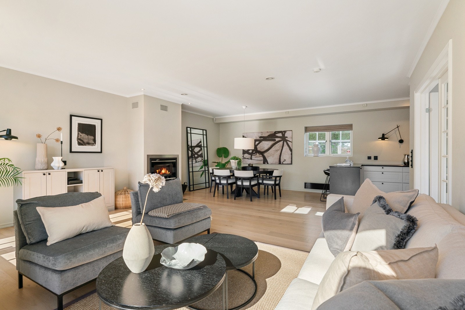 Stuen har en åpen og sosial løsning mot kjøkkenet Galleribilde