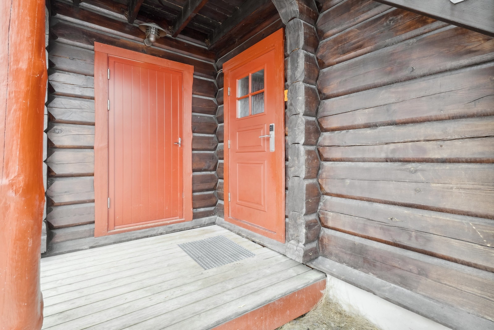 Inngangsparti samt praktisk utvendig bod. Galleribilde