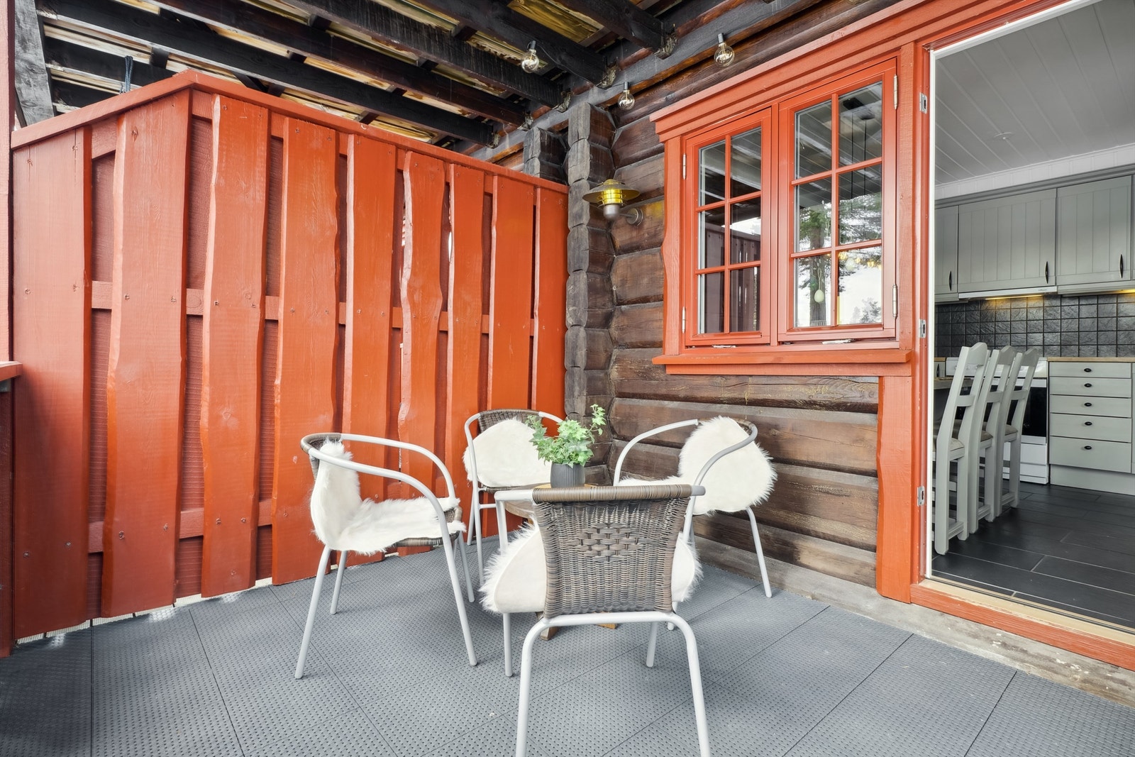 Terrassen har fin plass for utemøblement. Galleribilde